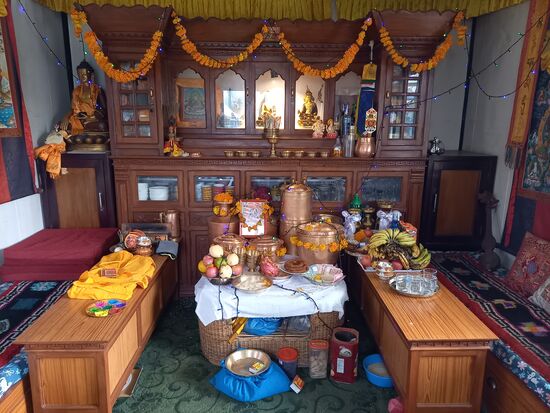 Das Gebetszimmer ist wegen der vergangenen Festtage noch geschmückt.