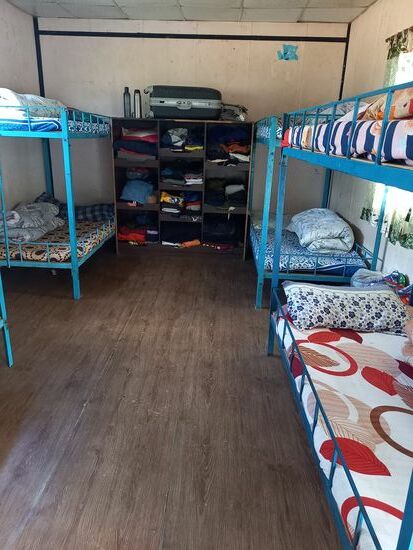 Eines der Jungen Zimmer