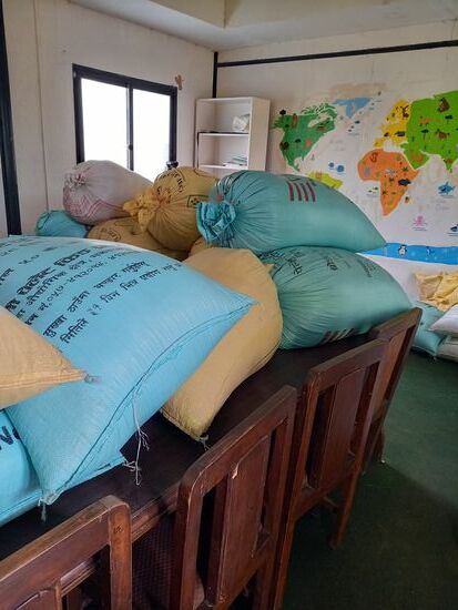 Das Zimmer zum Lernen dient zur Zeit als Reislager.