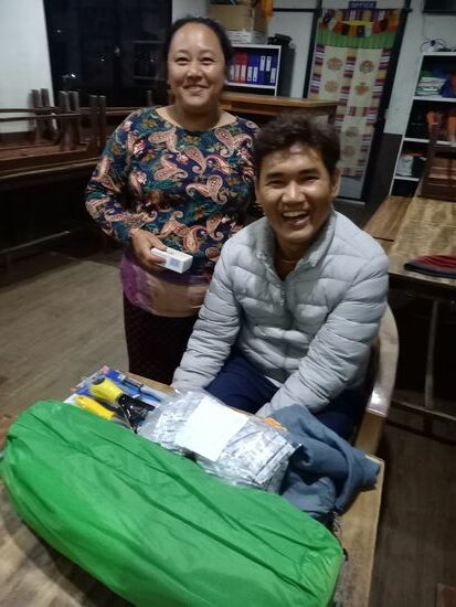 Zu guter Letzt übergebe ich Tsering noch die Geschenke,  die Denis mir mit auf den Weg gegeben hat  - da ist die Fteude sichtlich groß!