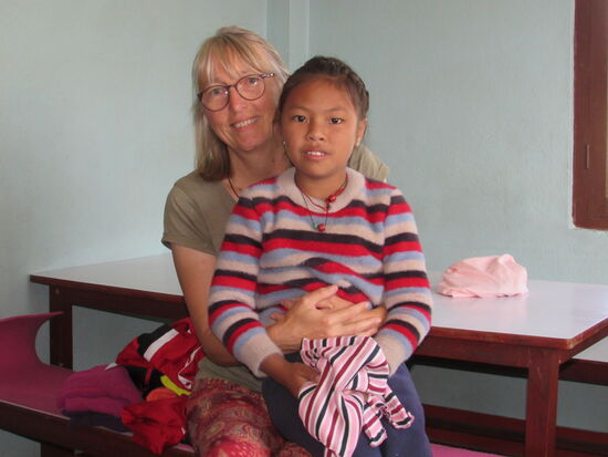 Lhapka freut sich ebenfalls über ein T-Shirt und Haarspangen.