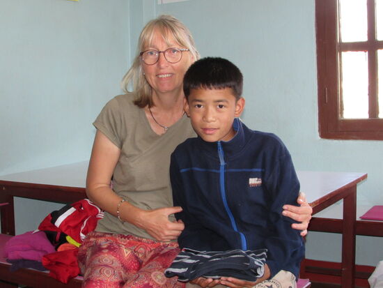 Auch Lhapka freut sich über ein neues T-Shirt.