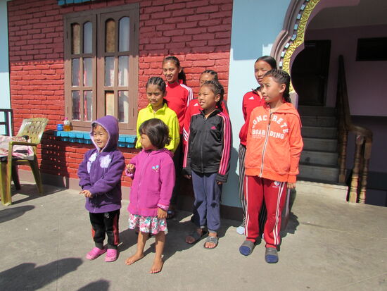 Die Mädchen freuen sich über neue Jacken.