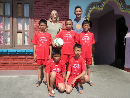 Doch der absolute Höhepunkt sind die Trikots und der Fußball vom MTV Wasbüttel. Die Jungen haben sich riesig gefreut! Ein dickes Dankeschön an unseren Heimatverein.