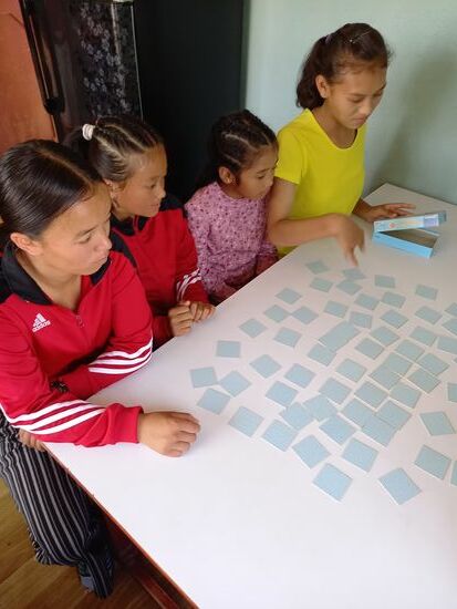 Mit den Mädchen spiele ich gleich eine Runde Memory.