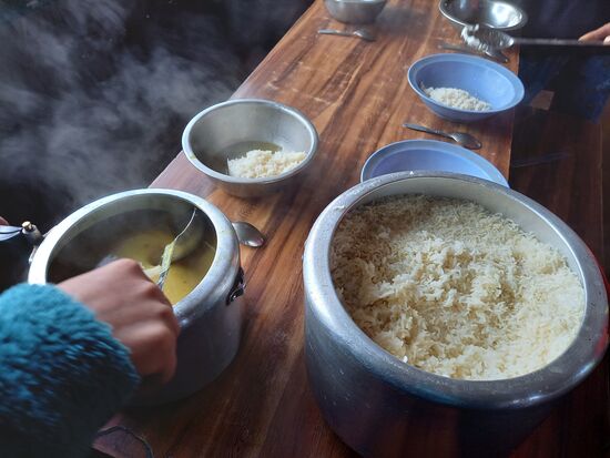 Zum Frühstück gibt es Reis mit einer Gemüsebrühe und ...