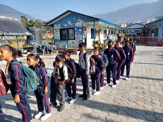 Ehe sie losgehen, wird sich in einer Reihe aufgestellt.