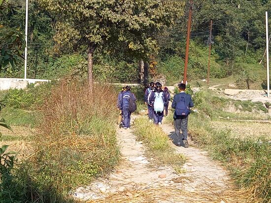 Dann gehen sie zum Bus.