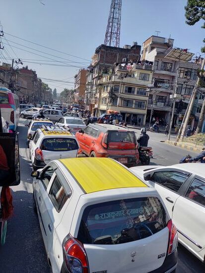 Die Straßen sind verstopft und es wird gehupt was das Zeug hält.