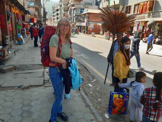 Wir halten nach dem Bus nach Panauti Ausschau.