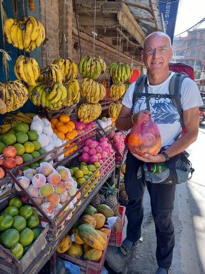 Wir kaufen Bananen, Äpfel, Orangen und Granatapfel.