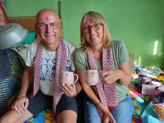 Wir bekommen Tassen geschenkt.