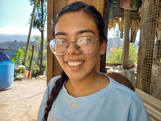 Eine goldene Kette mit ihrem Namen.