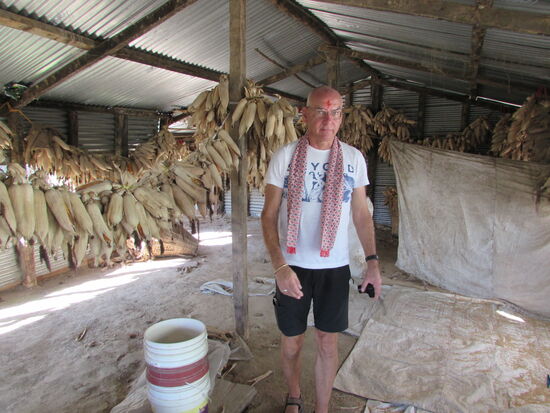 In der ebenfalls gepachteten Scheune wird Mais getrocknet und auch gemahlen.