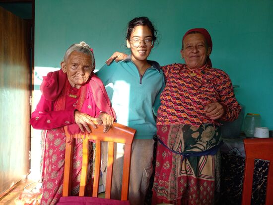 Die Urgroßmutter ist schon 94Jahre alt. Die Großmutter bereitet mit großer Freude ein Essen für uns.