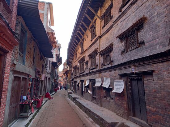 In dieser Gasse findet man das berühmteste Fenster der Stadt.