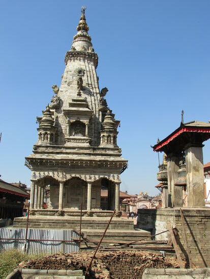 Hier sind noch ein paar Überreste der Schäden vom Erdbeben zu sehen.