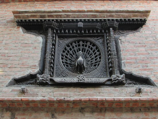 Das Pfauenfenster gilt als ein Meiserwerk der Schnitzkunst.