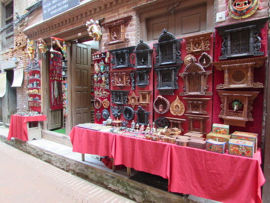 Überall in der Stadt wird das Pfauenfenster in Miniatur angeboten.