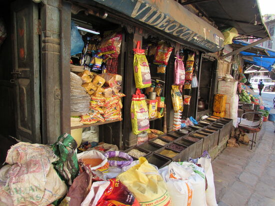 Geschäft reiht sich an Geschäft