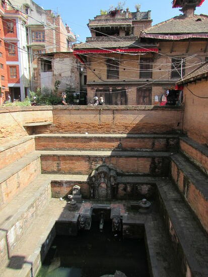 Überall in den Gassen finden sich Brunnen, die oftmals noch intakt sind.