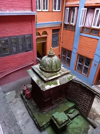 Im Innenhof zwischen den Häusern gibt es einen kleinen Tempel.