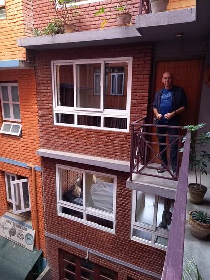 Unser Zimmer hat einen Blick in diesen Hof und einen anderen zu den Bergen.