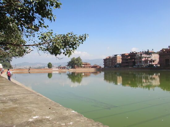 Es gibt in Bhakatapur einige Teiche, die früher u.a. zum Waschen genutzt wurden. Heute dienen sie mehr der Erholung. Dieses ist der "Guya Pokhari" Teich.