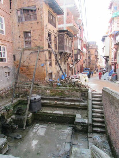 Abseits der touristischen Plätze ist noch vieles zerfallen und muss abgestützt werden.