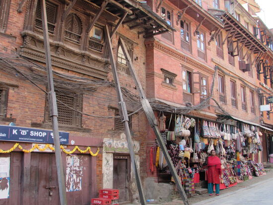 Selbst sieben Jahre nach dem Erdbeben ist noch nicht alles wieder repariert und aufgebaut. Den normalen Bürgern fehlt einfach das Geld dazu.