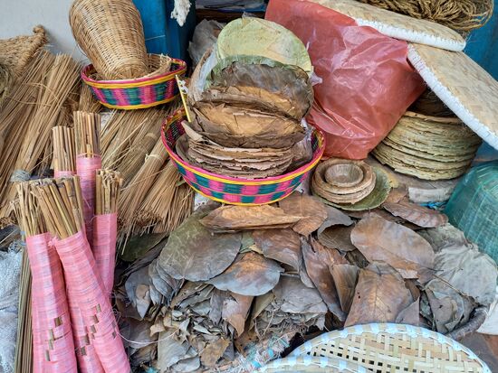 In diesem Geschäft entdecken wir Schalen, die aus Blätter gefertigt wurden.