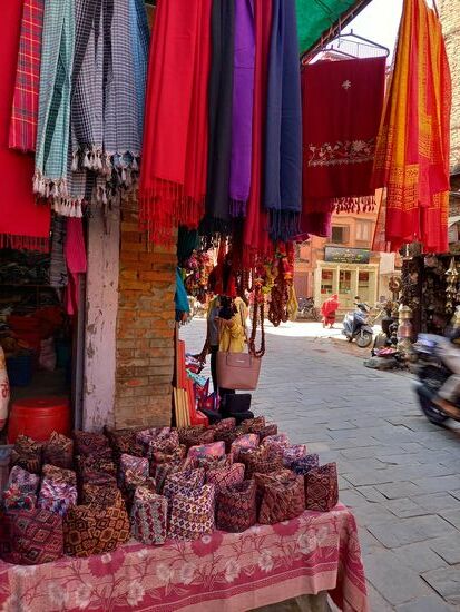 Traditionelle Hüte für Männer und bunte Tücher für Frauen.