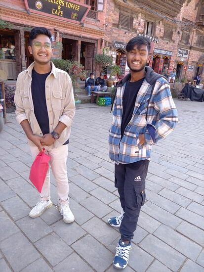 Da Sunil und Nabin schon lange Zeit nicht mehr in Bhaktapur gewesen sind,  schlendern wir gemeinsam noch einmal über die schönen Plätze der Stadt. Doch hier legen wir eine Kaffee - Pause ein.