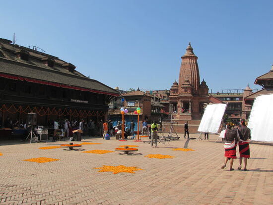 Auf dem Platz treffen wir auf ein Kamera Team und viele Einheimische in traditioneller Kleidung. Heute soll hier ein Film über die Kultur von Bhaktapur entstehen.