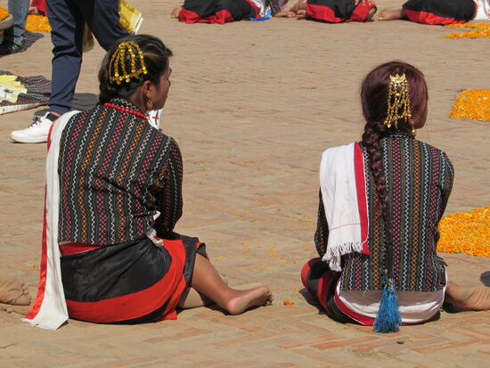 Die Frauen tragen schönen Haarschmuck.
