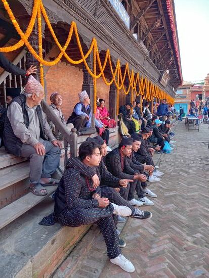 Alle warten darauf, dass die Dreharbeiten endlich starten.