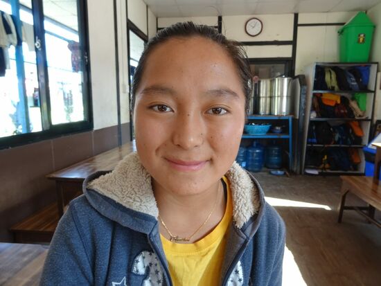 Ajusha ist zu Tränen gerührt, sie hat von ihrer Patin eine goldene Kette mit ihrem Namen bekommen.