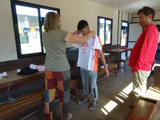Die Jungen erhalten ein Trikot und sind mega stolz.