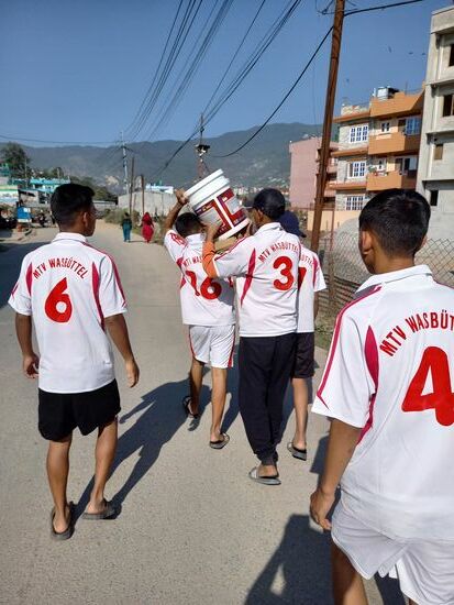 Im Wechsel tragen die Jungs die Farbe heim.