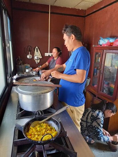 Hier wird für über 40 Kinder gekocht.