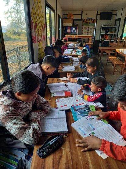 Schon früh morgens wird gelernt. Das Waisenhaus hat keine Heizung, wie die meisten Häuser hier in Nepal. Morgens ist es noch unangenehm kalt.
