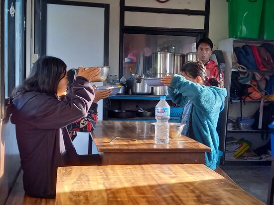 Vor dem Essen wird stets gebetet.