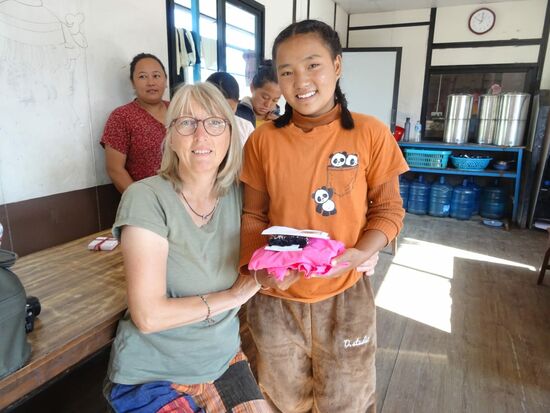 Auch Bipana hat Post von ihrem Paten erhalten, dazu ein T-Shirt und Haargummis.