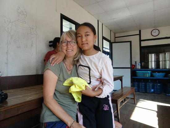 Dikshya ist ebenfalls glücklich über ihre Geschenke vom Paten.