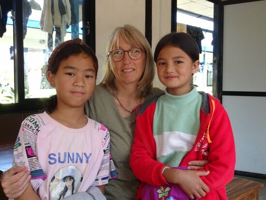 Am Ende erhalten alle Mädchen ein neues Oberteil und Haargummis oder einen Bleistift.