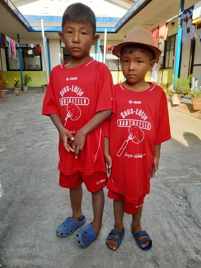 So süß die Beiden! Für diese beiden Jungs und ihrem Bruder suchen wir auch noch Paten.  Eine Patenschaft für die Schule oder Lebensmittel kostet 280€/Jahr. Sollte sich einer von euch Lesern dafür interessieren,  dann freue ich mich riesig über eine Nachricht.