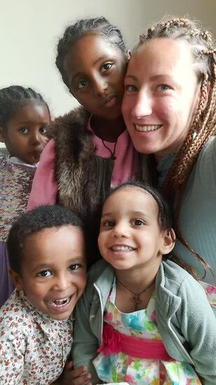 2022 - Sara und einige der Kinder vom Waisenhaus