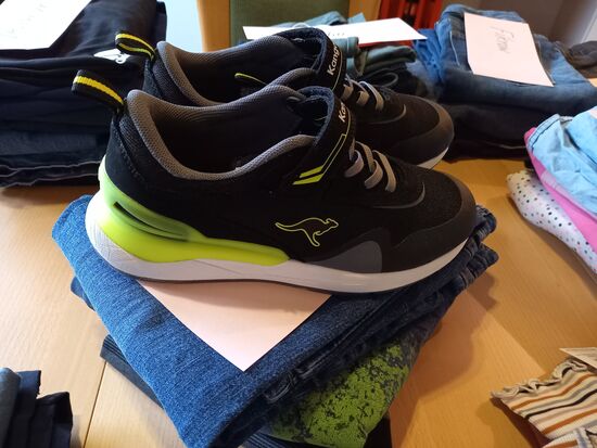 Für jedes Kind gibt es ein Paar Schuhe