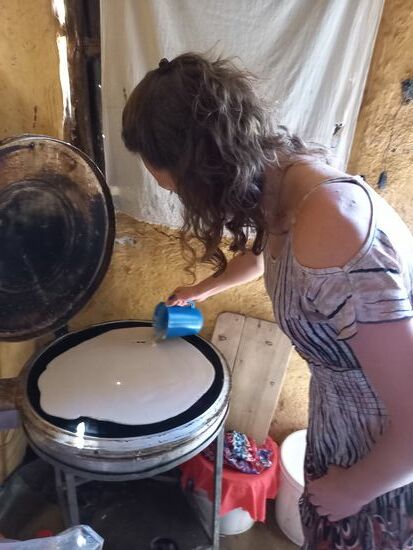 Früher wurden die Fladen über dem offenen Feuer gebacken,  heute haben die meisten Familien ein elektrisches Gerät dafür.