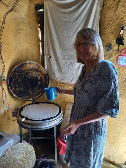 Nachdem der Teig gleichmäßig verteilt ist, wird das Gerät geschlossen und der Fladen gebacken.
